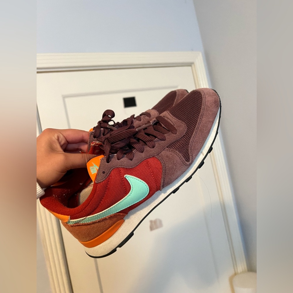WMNS Nike Internationlist (Mahogany/Green Glow/ Total Orange)